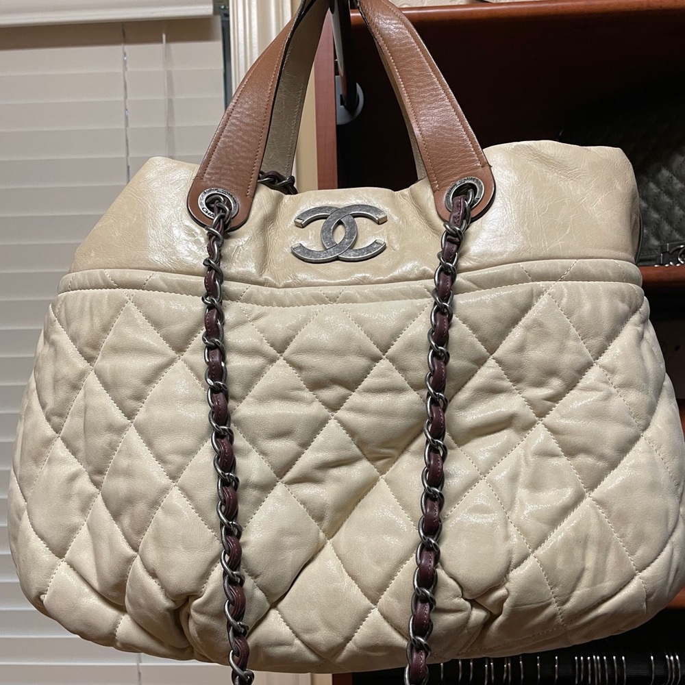 Beautiful Chanel quilted soft leather shoulder bag